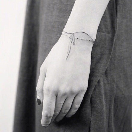 点击大图看下一张：手腕处精致漂亮的手环手链纹身图案