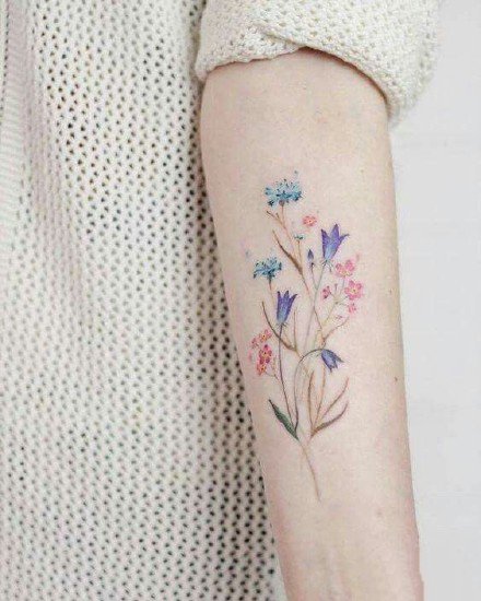 点击大图看下一张：适合小臂和小腿唯美小清新的花朵纹身图案