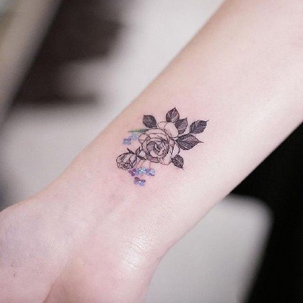 点击大图看下一张：适合小臂和小腿唯美小清新的花朵纹身图案