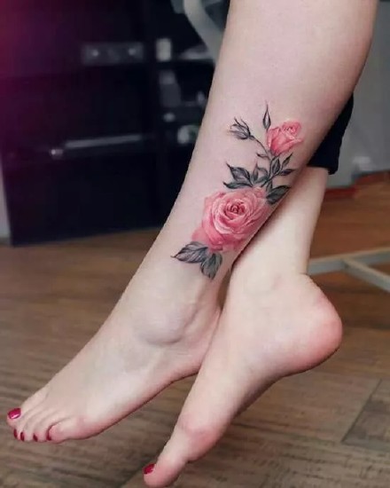 点击大图看下一张：小腿玫瑰花纹身：9张小腿上漂亮的一组玫瑰花纹身图案
