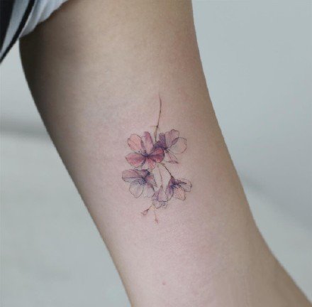 点击大图看下一张：很小清新的一组女生小花朵纹身图案
