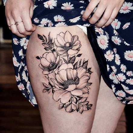 点击大图看下一张：女性大腿上的性感一组繁花纹身图案9张