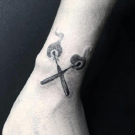 点击大图看下一张：手臂上的一组个性黑色小点刺纹身图案