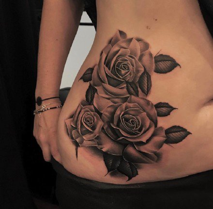 点击大图看下一张：女士很喜欢的漂亮玫瑰花纹身作品图片9张