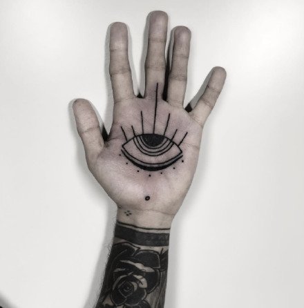 点击大图看下一张：纹在手掌心里的创意黑色小纹身图案