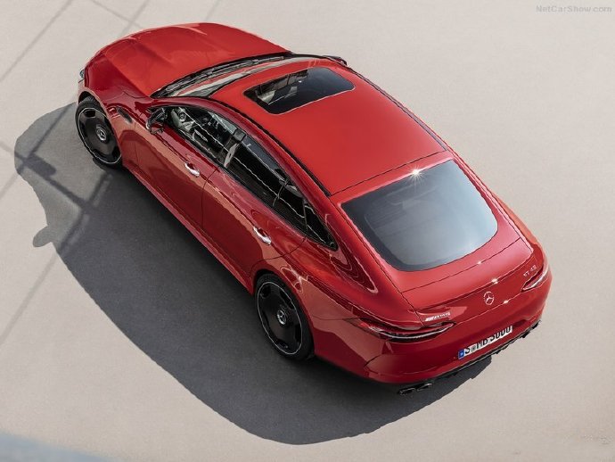 点击大图看下一张：红色奔驰AMG GT43 4MATIC亮相，百米加速4.9秒