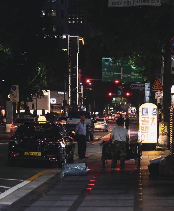 点击大图看下一张：韩国首尔街头的拍摄图片欣赏