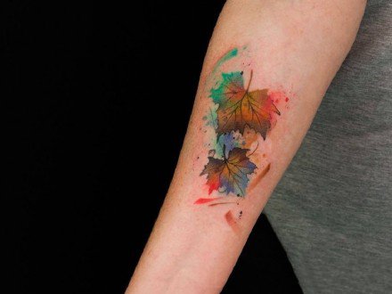 点击大图看下一张：枫叶纹身图：创意的一组枫叶纹身图案作品欣赏