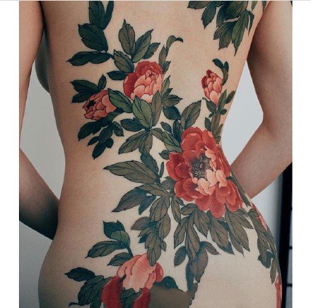 点击大图看下一张：红色的一组适合女性传统牡丹花卉纹身作品