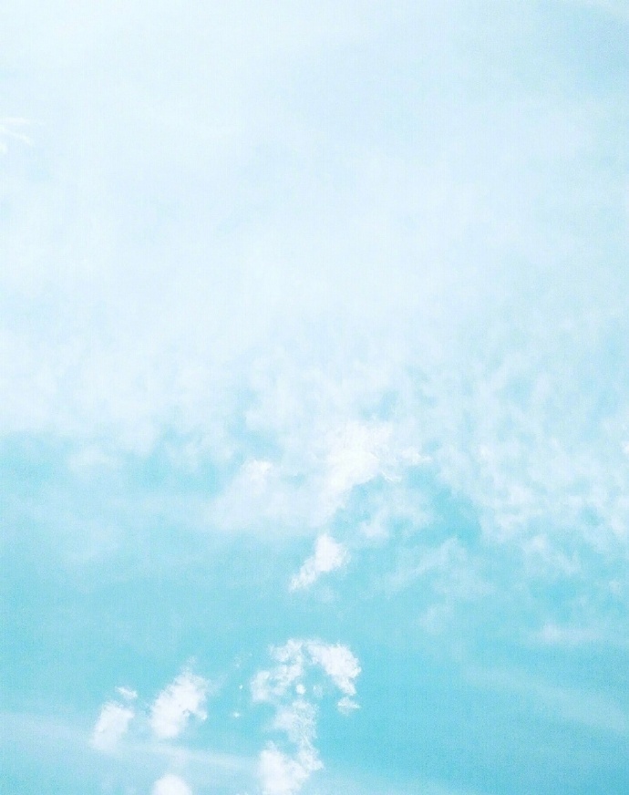 点击大图看下一张：蓝色的天空与蓝色的大海唯美壁纸