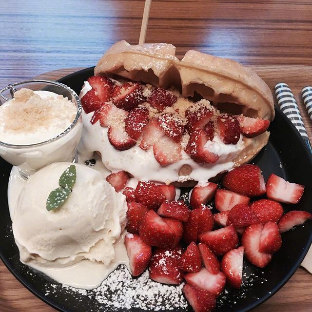 点击大图看下一张：酸酸甜甜加上奶油味的草莓华夫饼