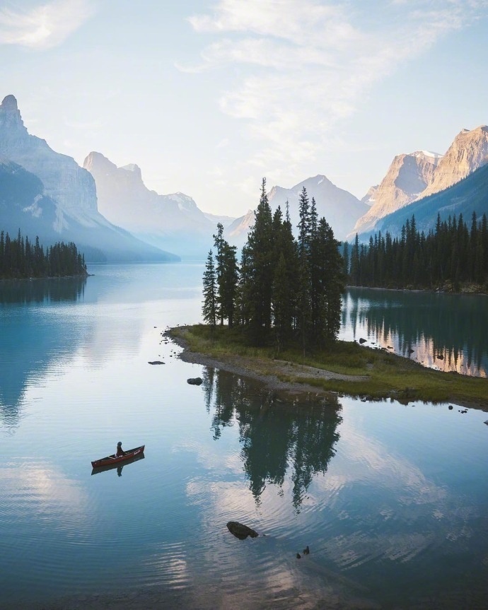 点击大图看下一张：高山和湖边的完美结合形成的壮观景象图片