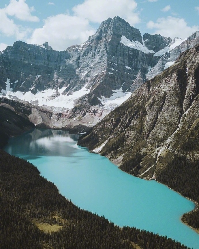 点击大图看下一张：高山和湖边的完美结合形成的壮观景象图片