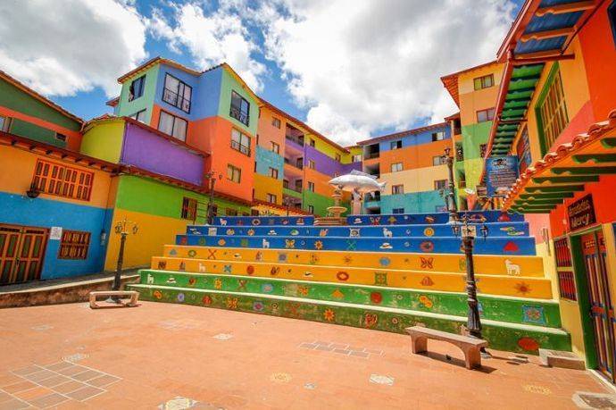 点击大图看下一张：哥伦比亚小镇瓜塔佩 ​​​，艳丽的色彩表现出了这里幸福的小生活
