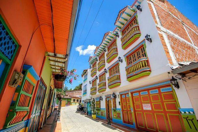 点击大图看下一张：哥伦比亚小镇瓜塔佩 ​​​，艳丽的色彩表现出了这里幸福的小生活