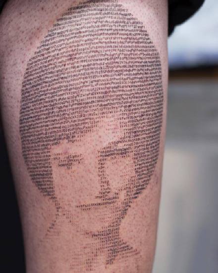 点击大图看下一张：代码纹身：程序员最爱的由代码组成的纹身图案9张