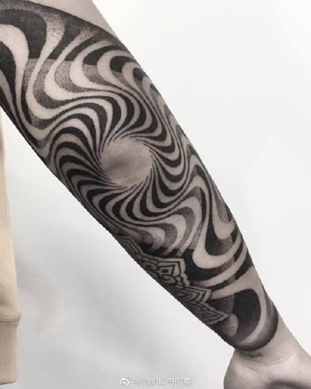 点击大图看下一张：繁花花臂纹身：一组黑灰点刺繁花图腾纹身花臂作品欣赏