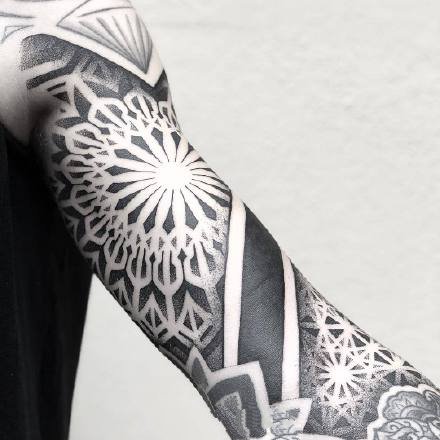 点击大图看下一张：繁花花臂纹身：一组黑灰点刺繁花图腾纹身花臂作品欣赏