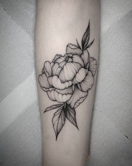 点击大图看下一张：纹在手臂胳膊上的黑灰素花花卉纹身图案欣赏