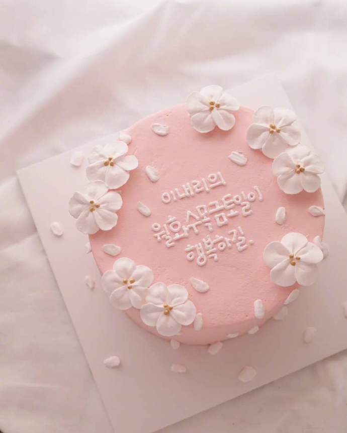 点击大图看下一张：超级唯美的粉色少女心系列蛋糕图片