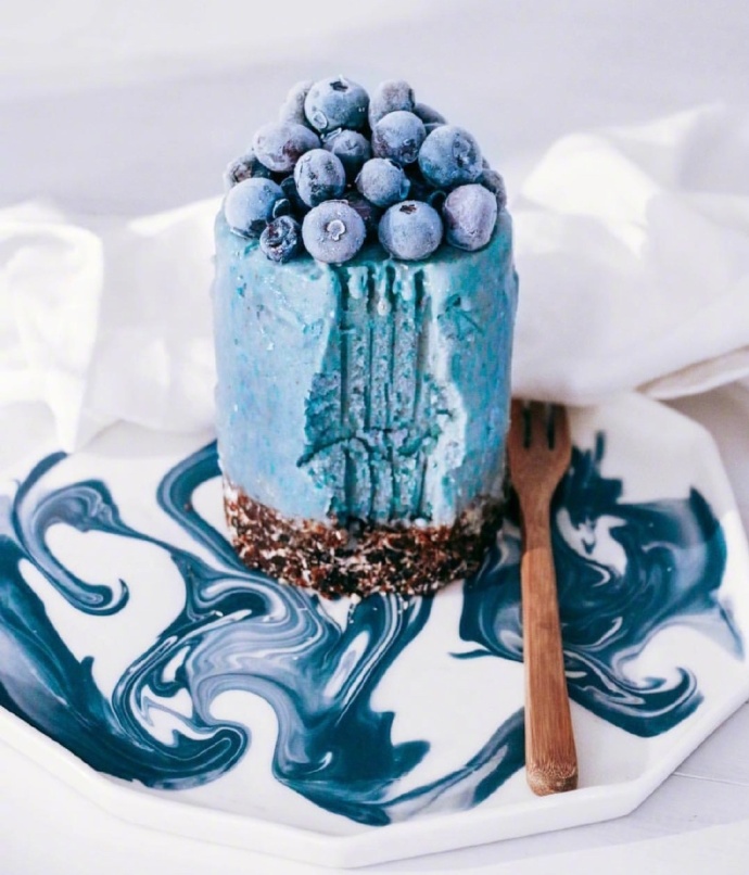 点击大图看下一张：沁人心脾的蓝色唯美冰淇淋图片