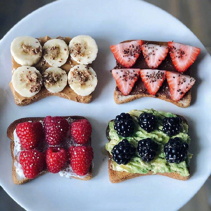 点击大图看下一张：水果面包搭配的营养减脂早餐