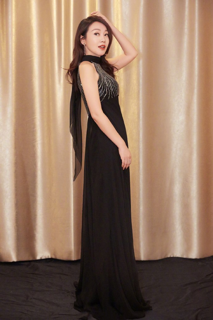 点击大图看下一张：闫妮身穿Alberta Ferretti 秋冬系列黑色长裙
