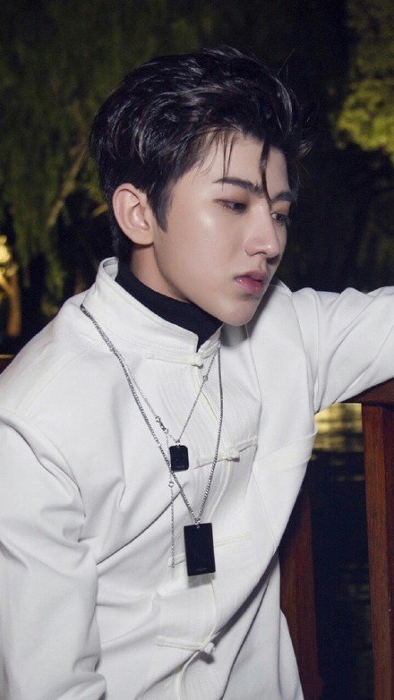 点击大图看下一张：带耳钉看起来帅帅酷酷的男孩 蔡徐坤