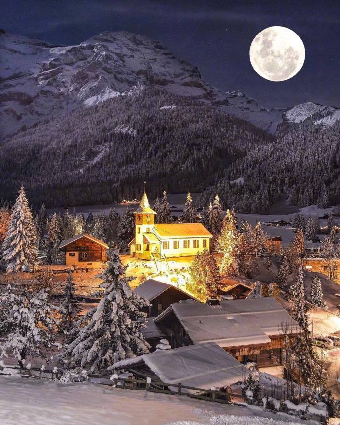 点击大图看下一张：特别梦幻的瑞士雪夜，这就是真实的童话世界吧！