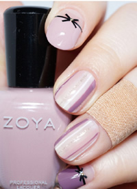 温柔的紫色裸粉色搭配气质的条纹图案，简单气质的秋冬美甲款 ​​​​