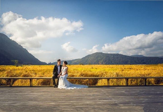 点击大图看下一张：一套深秋金黄“酥脆”的感觉婚纱拍摄图