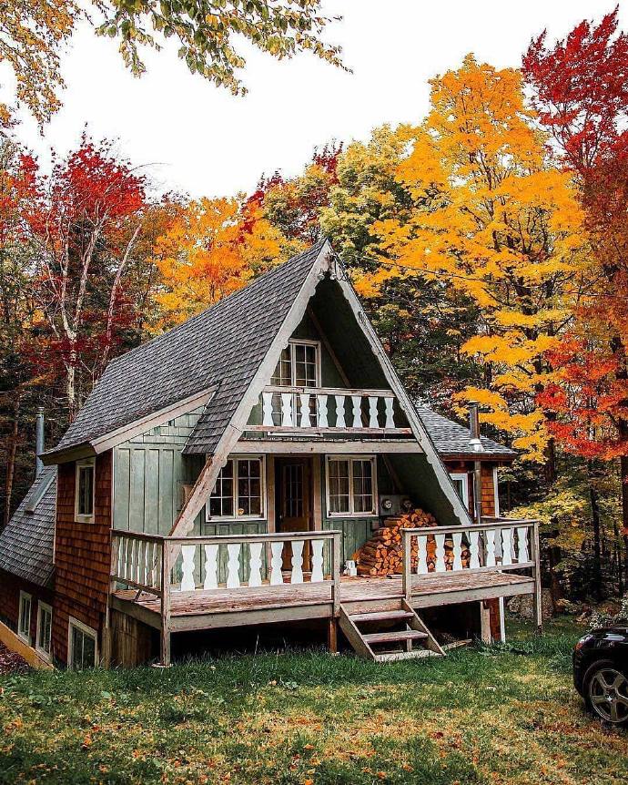 点击大图看下一张：一套秋日里的林中小屋风景壁纸参考
