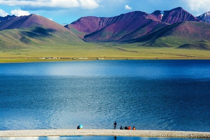 点击大图看下一张：西藏，蓝天白云里夏天的圣湖