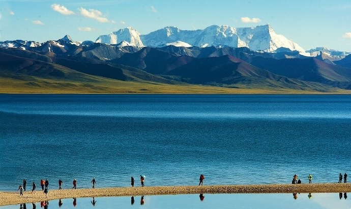 点击大图看下一张：西藏，蓝天白云里夏天的圣湖