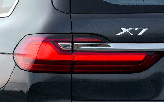 点击大图看下一张：全新宝马X7官图，目前宝马旗下最大的SUV ​​​​