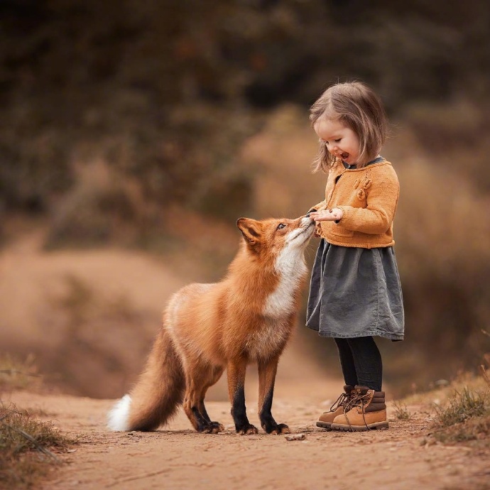 点击大图看下一张：镜头下的孩子和动物 好有爱