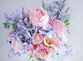 粉色甜蜜，蓝色梦幻，紫色迷情的捧花