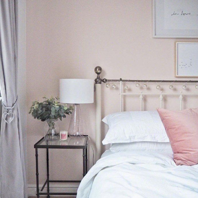 点击大图看下一张：淡粉色的气质温柔房间装修效果图