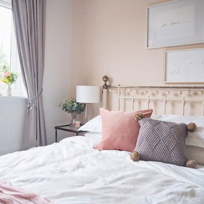 点击大图看下一张：淡粉色的气质温柔房间装修效果图