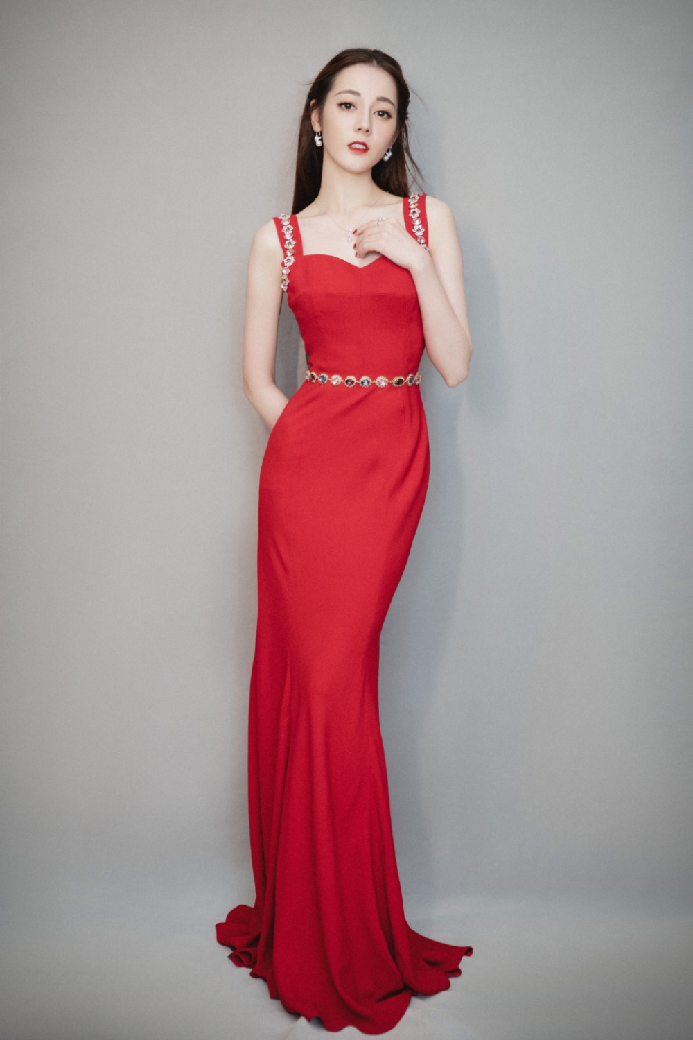 点击大图看下一张：迪丽热巴最具人气女演员奖低胸红裙性感图片