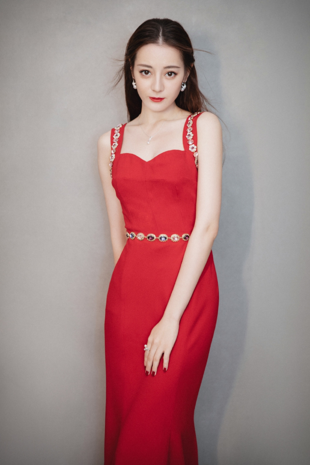 点击大图看下一张：迪丽热巴最具人气女演员奖低胸红裙性感图片