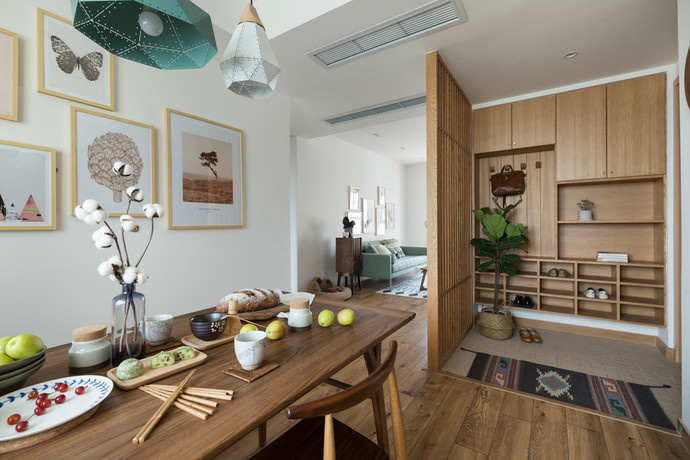 点击大图看下一张：现代原木风  原木家具配糖果软装，打造清新舒适的家