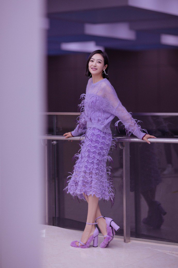点击大图看下一张：身着紫色羽毛裙搭配同色系毛绒高跟鞋亮相的宋茜，美得甜力十足
