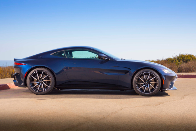 点击大图看下一张：宝蓝色阿斯顿马丁Aston Martin Vantage 分辨率：4000