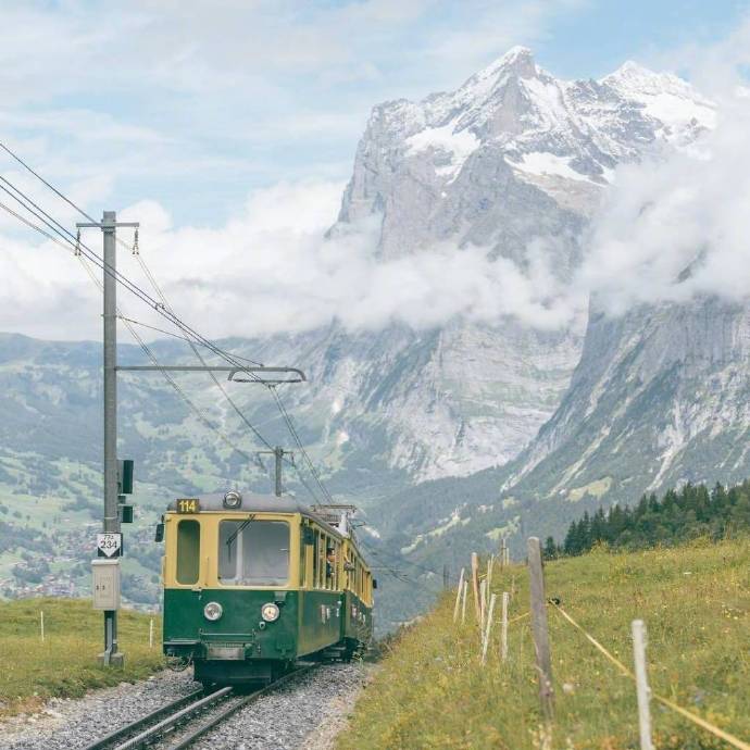 点击大图看下一张：瑞士秋日阿尔卑斯山的列車图片欣赏