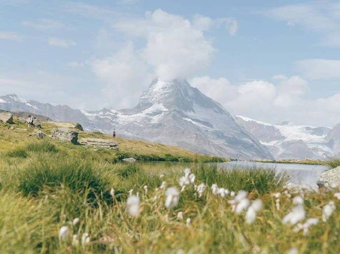点击大图看下一张：瑞士秋日阿尔卑斯山的列車图片欣赏