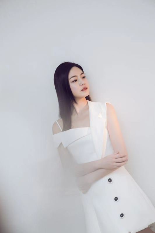 点击大图看下一张：陈妍希一身白色裙装的她清新优雅，锁骨在自然散开的长发中若隐若现