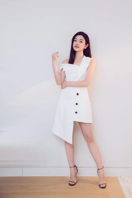 点击大图看下一张：陈妍希一身白色裙装的她清新优雅，锁骨在自然散开的长发中若隐若现