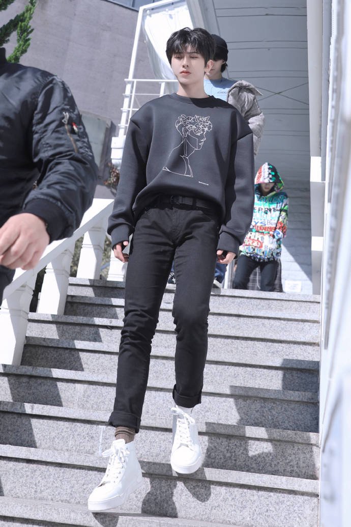 点击大图看下一张：蔡徐坤2018.10.24 韩国首尔上班，阳光下腿长一米八的大男孩，青春帅气