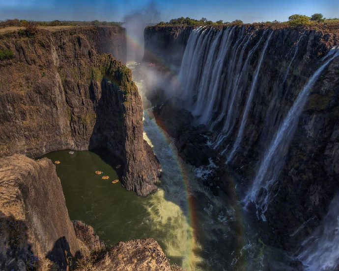 点击大图看下一张：世界上最大的瀑布，位于非洲南部赞比西河中游巴托卡峡谷的维多利亚瀑布